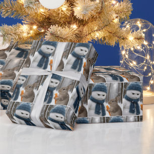 Kerstman met fronsende sneeuwpop en een konijn cadeaupapier