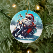 Kerstman op een motor in de sneeuw