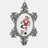 Kerstman speelt voetbal Kerstspeler Sport Tin Sneeuwvlok Ornament (Links)