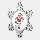 Kerstman speelt voetbal Kerstspeler Sport Tin Sneeuwvlok Ornament (Rechts)