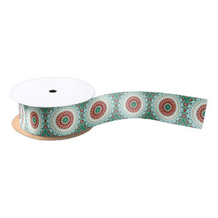 Kerstmandala in rood, groen en geblauwd glasblauw lint