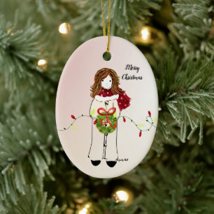 Kerstmeisje met krans en lichtjes keramisch ornament