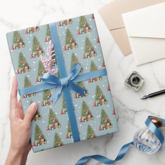 Kerstmis Duitse Herder door Boom Cadeaupapier (Geschenken)