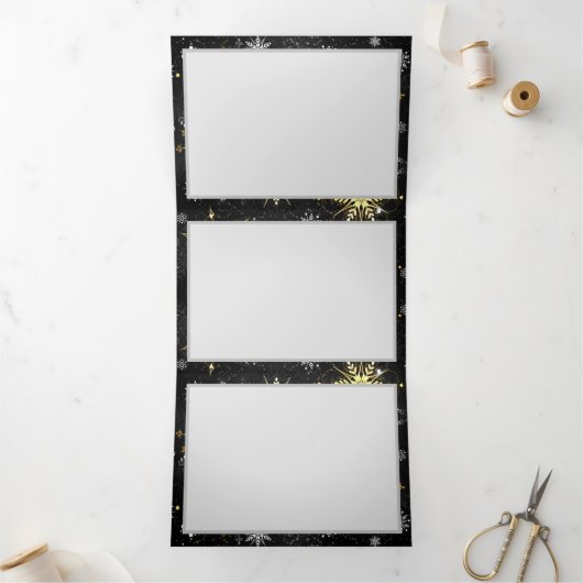 Kerstmis Gouden Sneeuwvlokken op Zwarte Achtergron Drieluik Uitnodiging (Binnen)