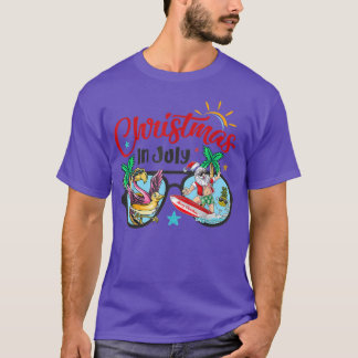 Kerstmis in juli Beach Flamingo Santa Surfing Sun T-shirt