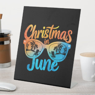 Kerstmis in juni zonnebril leuke zomer vakantie reclamebord met voetstuk