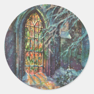 Kerstmis in oude kerk met glas-in-loodraam ronde sticker