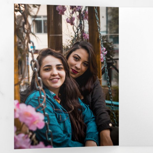 Kerstmis Lesbisch Koppel Hond Sneeuwman Persoonlij Drieluik Wenskaart (Binnenzijde eerst)