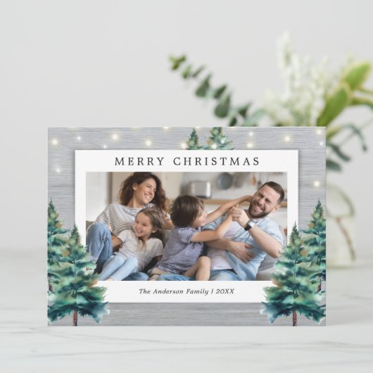 Kerstmis met familiefoto bij rustige dennenboom feestdagenkaart (Staand voorkant)