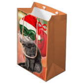 Kerstmis op kerstbal achtergrond medium cadeauzakje (Voorkant Gekanteld)