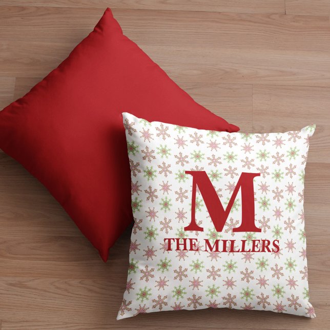Kerstmis Rode Sneeuwvlok Monogram Gepersonaliseerd Kussen (Christmas red and green colorful snowflake pattern monogram pillow)