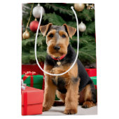 Kerstmis Welsh Terrier bij de boom Medium Cadeauzakje (Voorkant)
