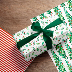 Kerstpatronen met groene twijgen en rode bessen inpakpapier vel