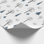Kerstpatroon blauw, zwarte bomen op wit cadeaupapier (Hoek)