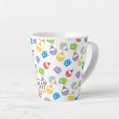 kerstpatroon van ballen en geschenken latte mok (Rechterhoek)