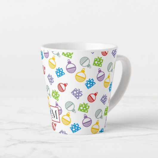 kerstpatroon van ballen en geschenken latte mok (Rechterhoek)