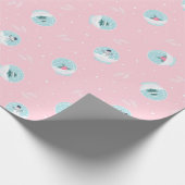 kerstpatroon van magische sneeuwballen op roze cadeaupapier (Hoek)