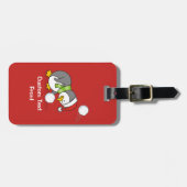 Kerstpinguïn die een sneeuwbal krijgt bagagelabel (Voorkant horizontaal)
