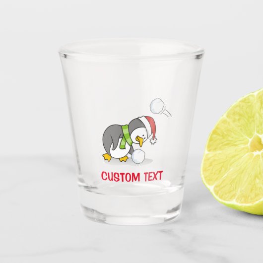 Kerstpinguïn krijgt sneeuwbal shot glas (Voorkant)