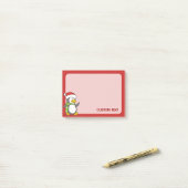 Kerstpinguïn loopt op sneeuw post-it® notes (Op bureau)