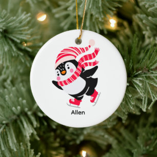 Kerstpinguïn met hoed en sjaal op schaatsen keramisch ornament