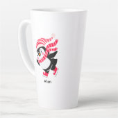 Kerstpinguïn met hoed en sjaal op schaatsen latte mok (Linkerhoek)