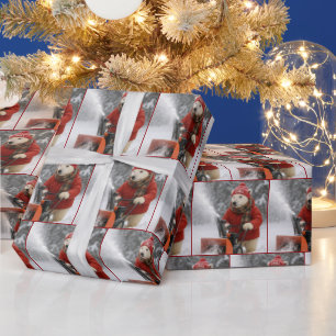 Kerstpoolbeer die een sneeuwblazer duwt cadeaupapier