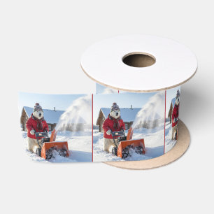 Kerstpoolbeer die een sneeuwblazer duwt lint