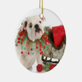 kerstpuppy: Engelse bulledog Puppy Sitting Keramisch Ornament (Rechts)