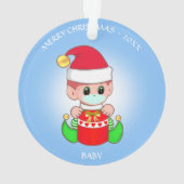 kerstrek met gezichtsmasker op lichtblauw ornament (achterkant)