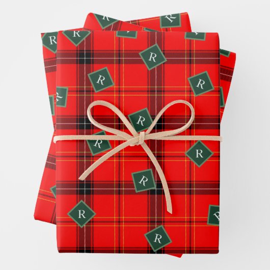 kerstrood en groen gepantserd met tartan monogramm inpakpapier vel (In situ)