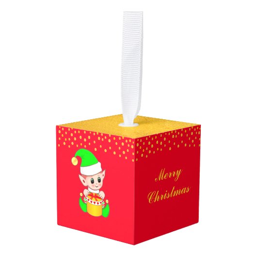 Kerstschatje op rood en goud kubus ornament (Voorkant hoekig)