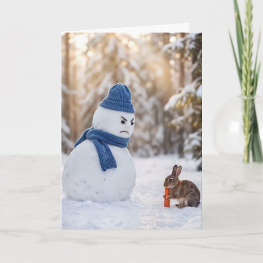 Kerstsneeuwman die boos kijkt naar een konijn kaart (Voorkant)