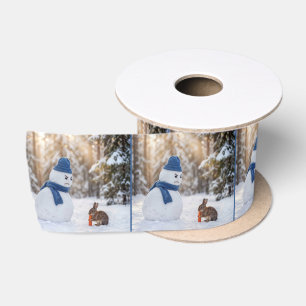 Kerstsneeuwman die boos kijkt naar een konijn lint