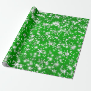 Kerstsneeuwvlokken schitteren in het groen cadeaupapier