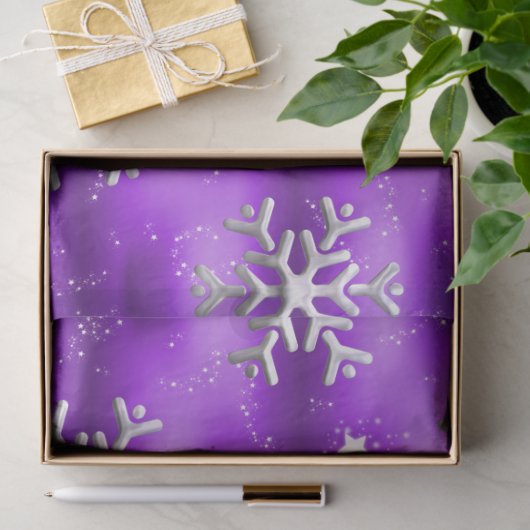 kerstsnowflakes en sterren op Paars Tissuepapier (Geschenk)
