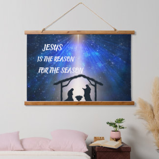 Kerststal met houten bovenkant en de tekst Jezus i Hangend Wandkleed