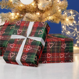 Kerststokharten en sneeuwvlokken op geruit cadeaupapier