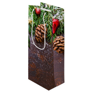 Kersttafel in landelijke stijl met dennen en sneeu wijn cadeautas