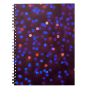 Kerstverlichting, wazige, feestelijke achtergrond. notitieboek