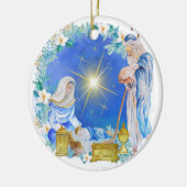 kerstversiering op de nativiteitsscène keramisch ornament (Links)