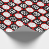 Kerstvolleybal en Snowflake Red en Black Cadeaupapier (Hoek)