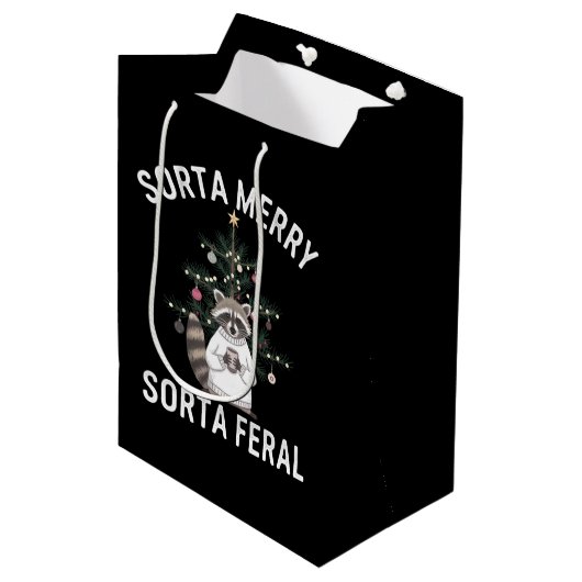 Kerstwasbeer Sorta Merry Sorta Feral Xmas Medium Cadeauzakje (Voorkant Gekanteld)