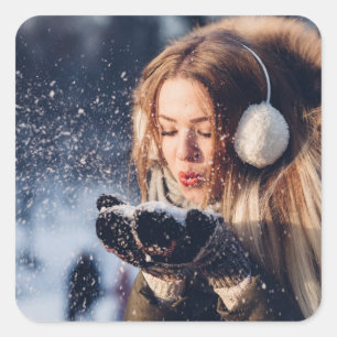 Kerstwintermeisje blaast sneeuw in haar hand vierkante sticker