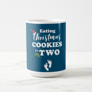 Kerstzwangerschap moeder om kerstkeuken te eten koffiemok