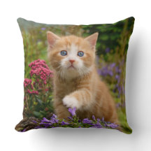 Keukenginger kitten in een tuin