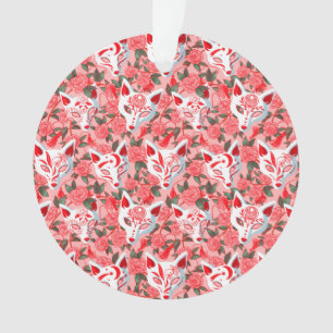 Keukenmaskers en bloeiende camellia op roze ornament