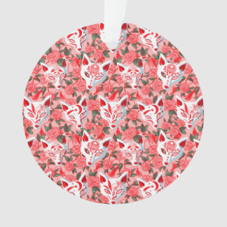 Keukenmaskers en bloeiende camellia op roze ornament