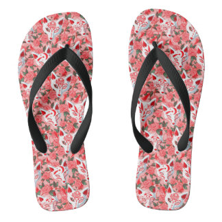 Keukenmaskers en bloeiende camellia op roze teenslippers