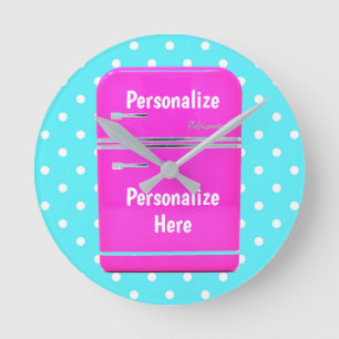 Keukenroze koelkast op de pokadots klok